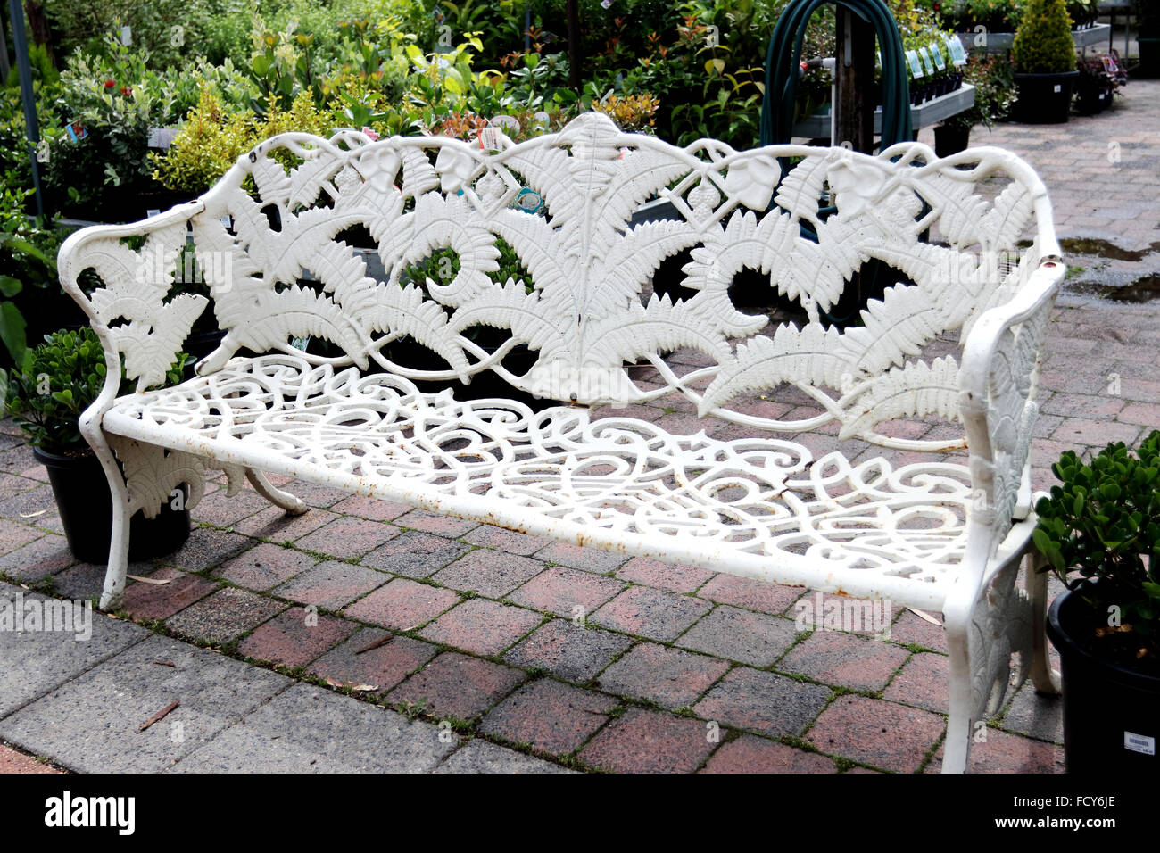 Bianco di ferro battuto panchina Foto Stock