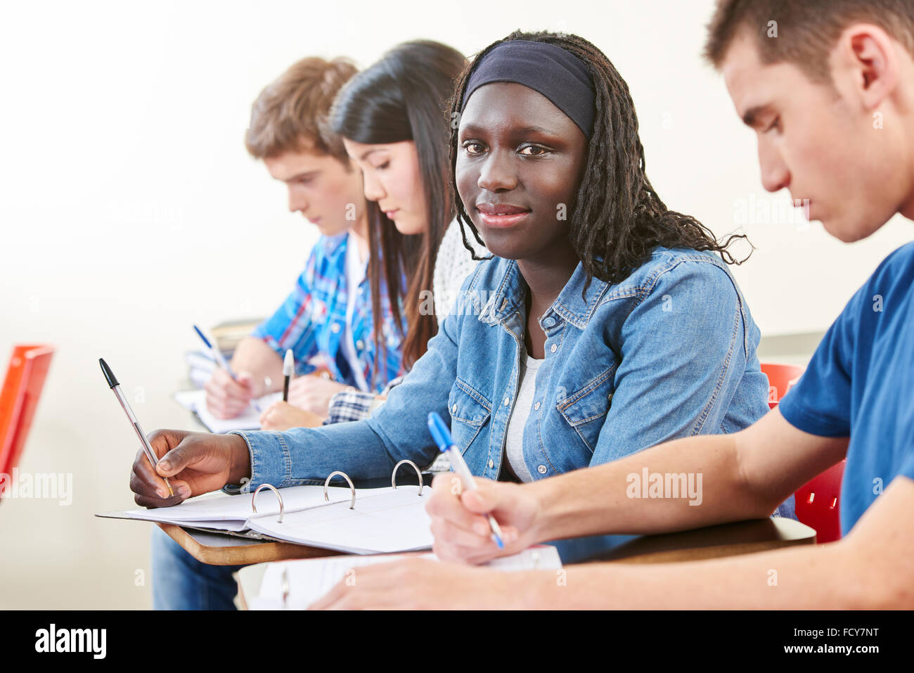 Studente africano prendendo un difficile banco di prova in università Foto Stock