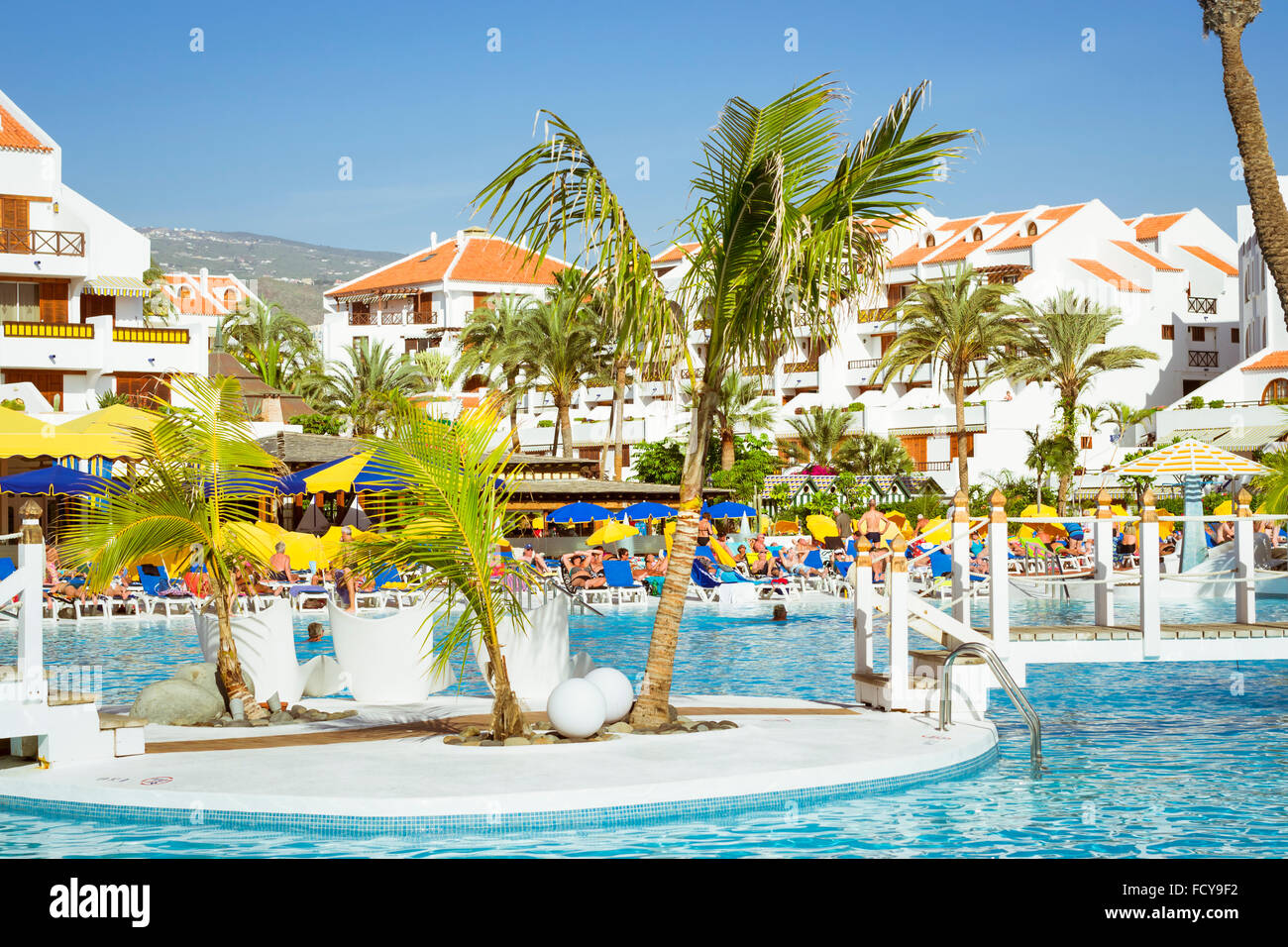 TENERIFE, Spagna - 17 gennaio 2013: piscina, ristorante all'aria aperta e la spiaggia di hotel di lusso, Playa de Las Americas, Tenerif Foto Stock