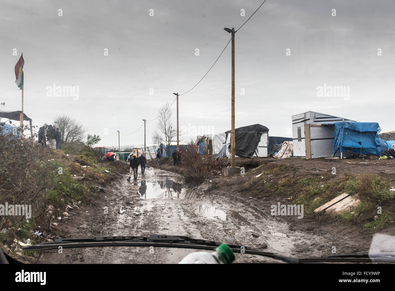 Guidando attraverso il camp sulla consegna del cibo eseguire ad Alice la cucina nella giungla [La cucina della comunità in Calais camp]. foto Foto Stock