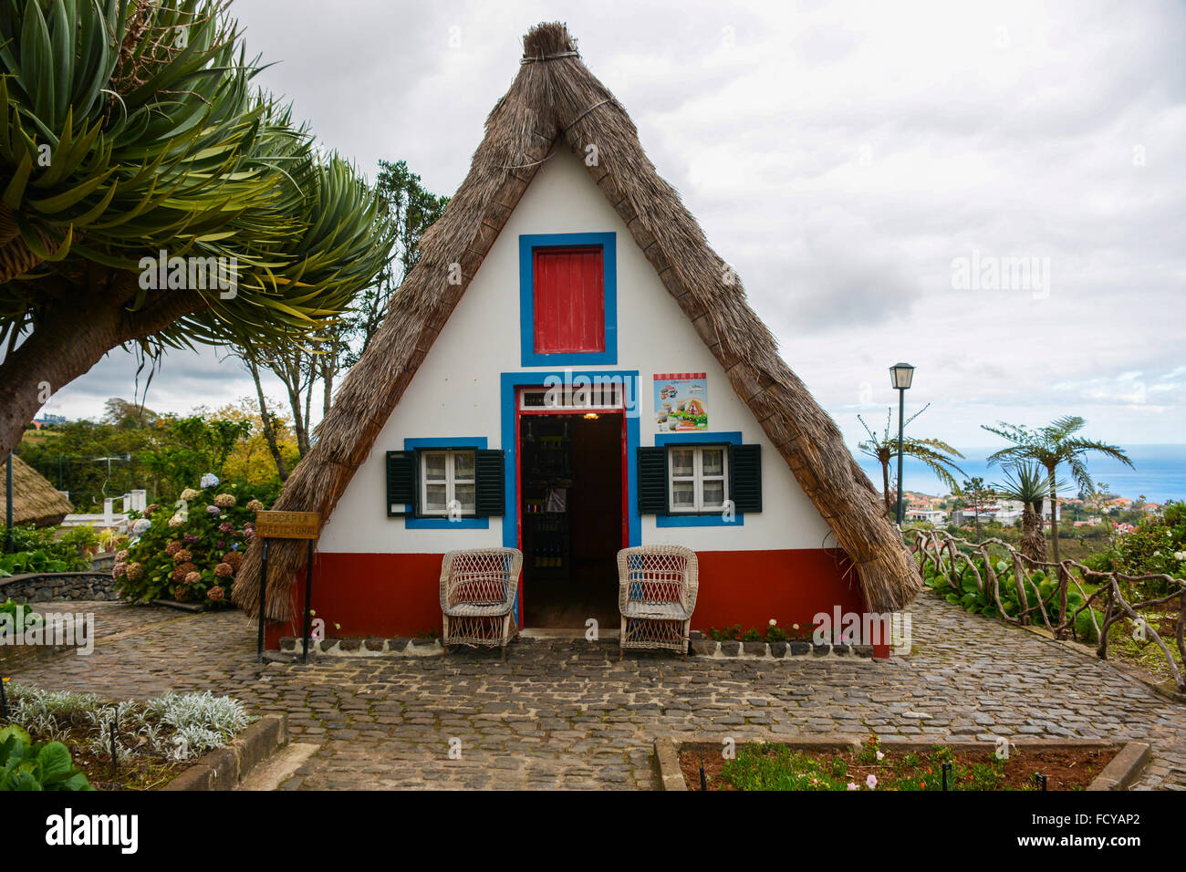 Insediamento tradizionale gli agricoltori triangolare case dal tetto di paglia a Santana, nord est isola di Madeira, Portogallo Foto Stock