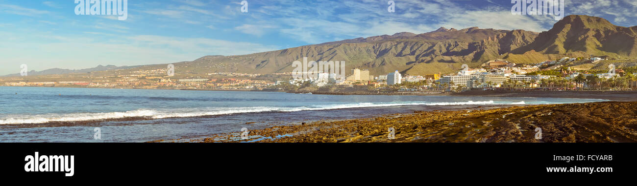 TENERIFE, Spagna - 12 gennaio 2013: vista panoramica del famoso resort delle Canarie Playa de Las Americas, Tenerife, Isole Canarie Foto Stock