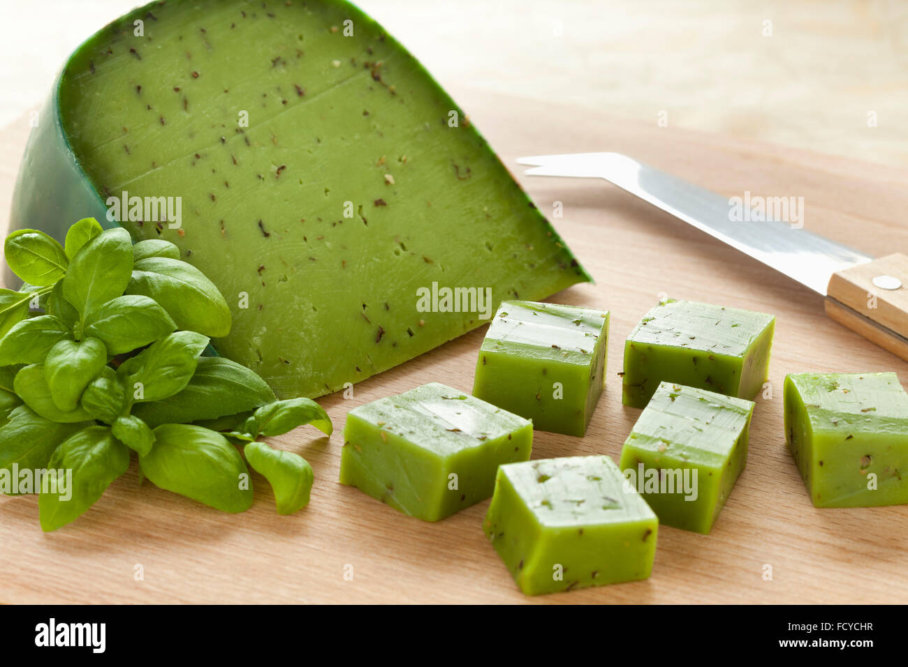 Pesto Verde formaggio e le foglie di basilico Foto Stock