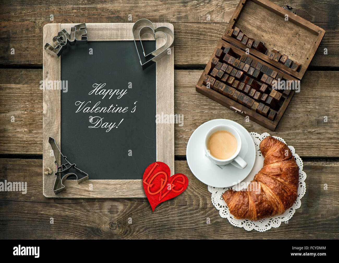 Caffè con croissant, Blackboard e cuore rosso decorazione. Romantico San Valentino di prima colazione Foto Stock