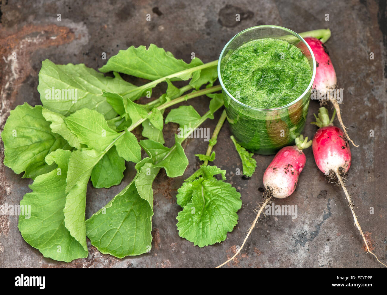 Smoothy di verde e fresco di foglie di rafano. Vegetali. Ingredienti alimentari. Detox concept Foto Stock