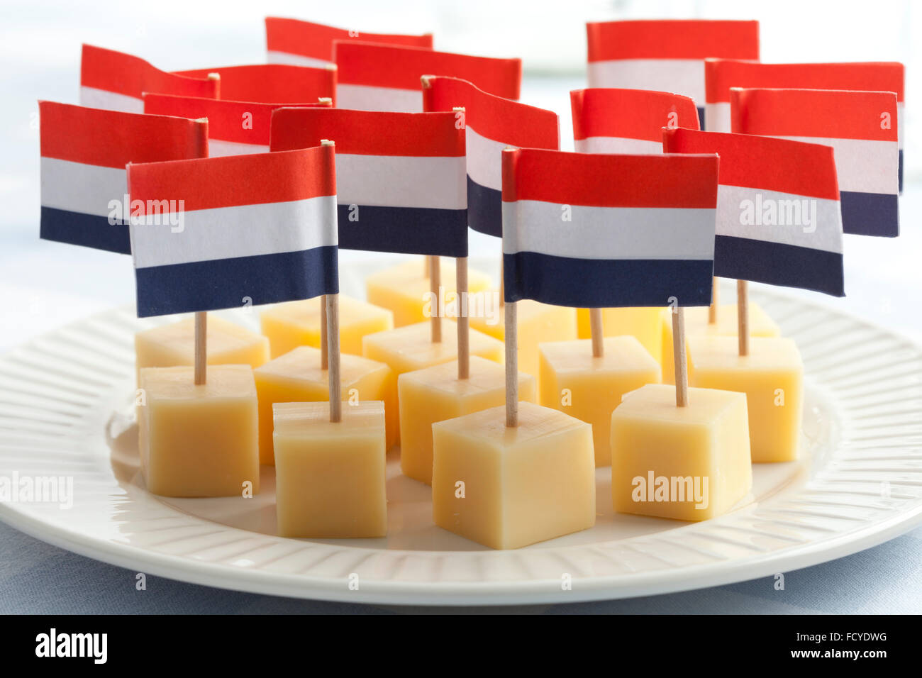 Il piatto con il formaggio Edam blocchi con bandiere close up Foto Stock