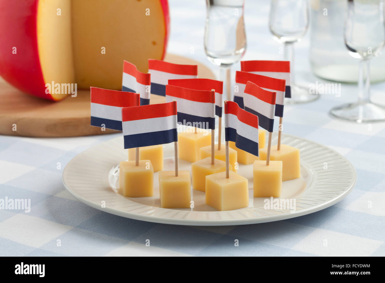 Edam snack al formaggio con bandiere e gin Olandese Foto Stock