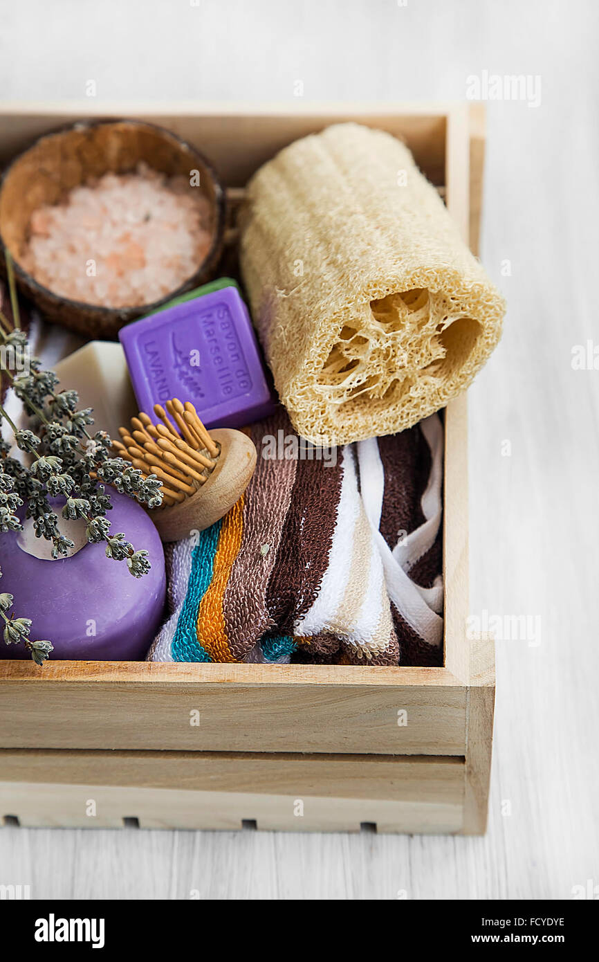 La cura del corpo e prodotti per il benessere con il sapone di Marsiglia, loofah e lavanda Foto Stock