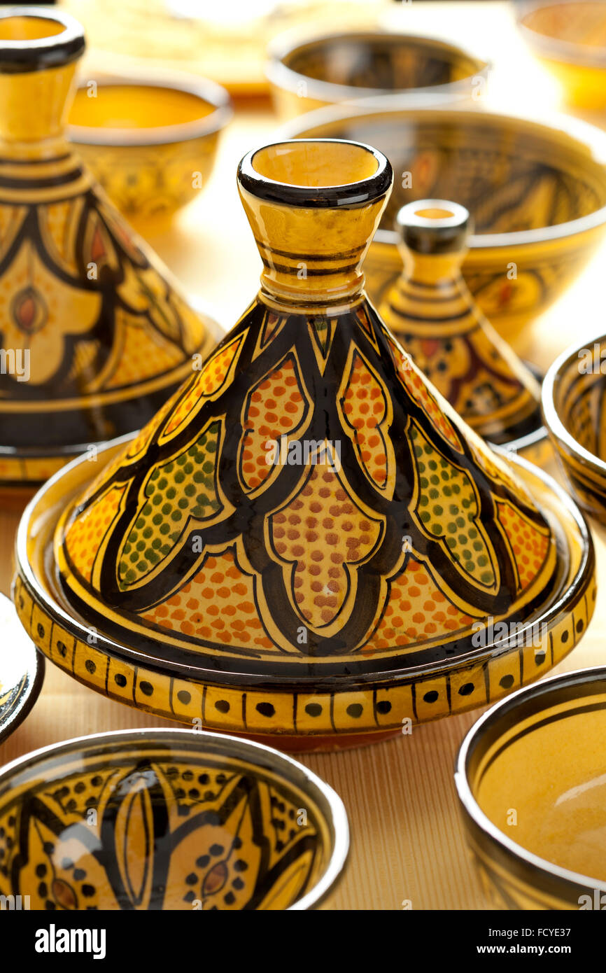 Tradizionale marocchino gli ingredienti di base di una tagine di ceramica sul mercato Foto Stock