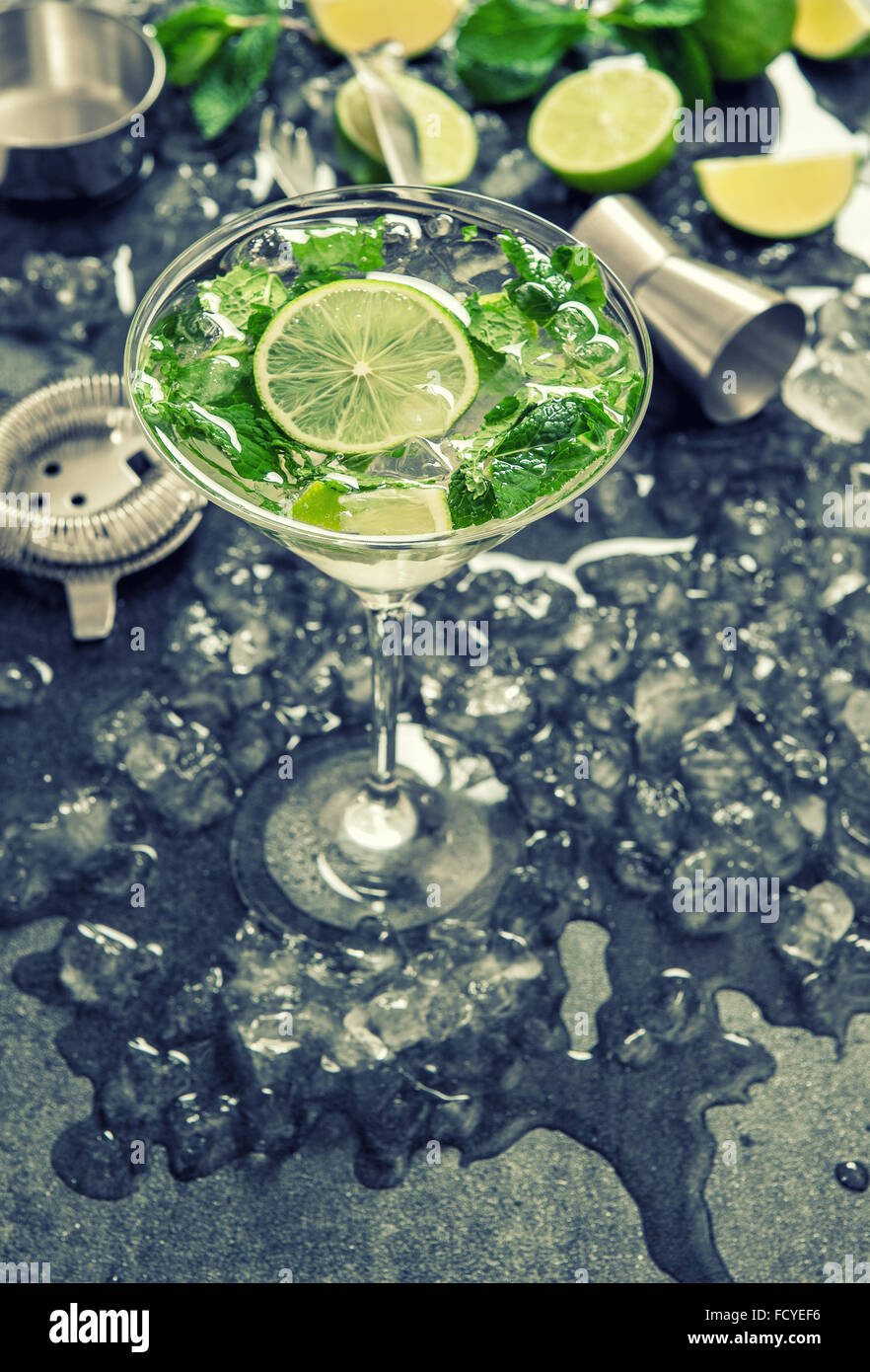Cocktail con calce, menta e ghiaccio. Drink Bar accessori. In stile vintage tonica foto Foto Stock