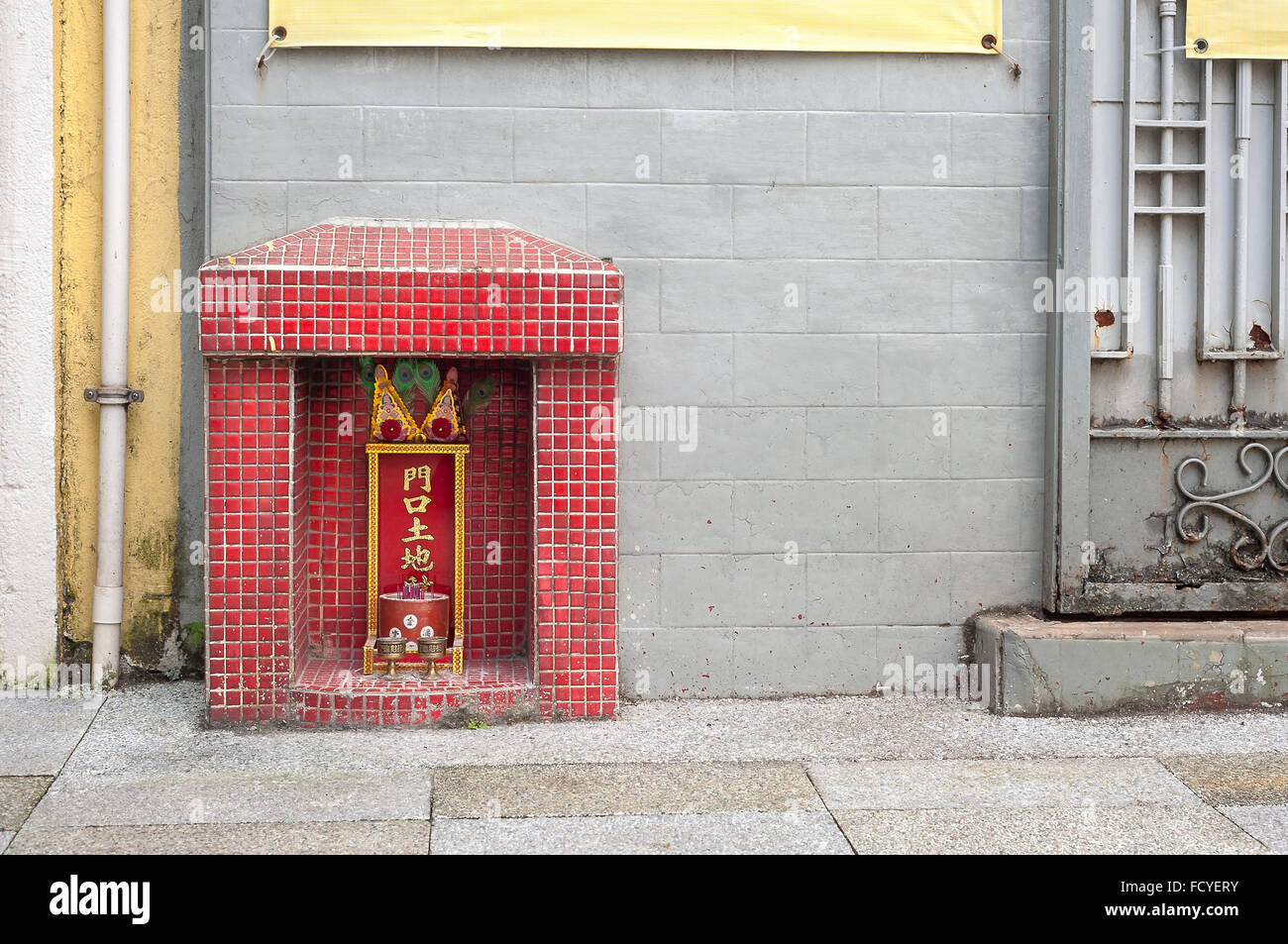 Piccolo Santuario per la messa a terra Dio Tu Di su Hong Kong street Foto Stock