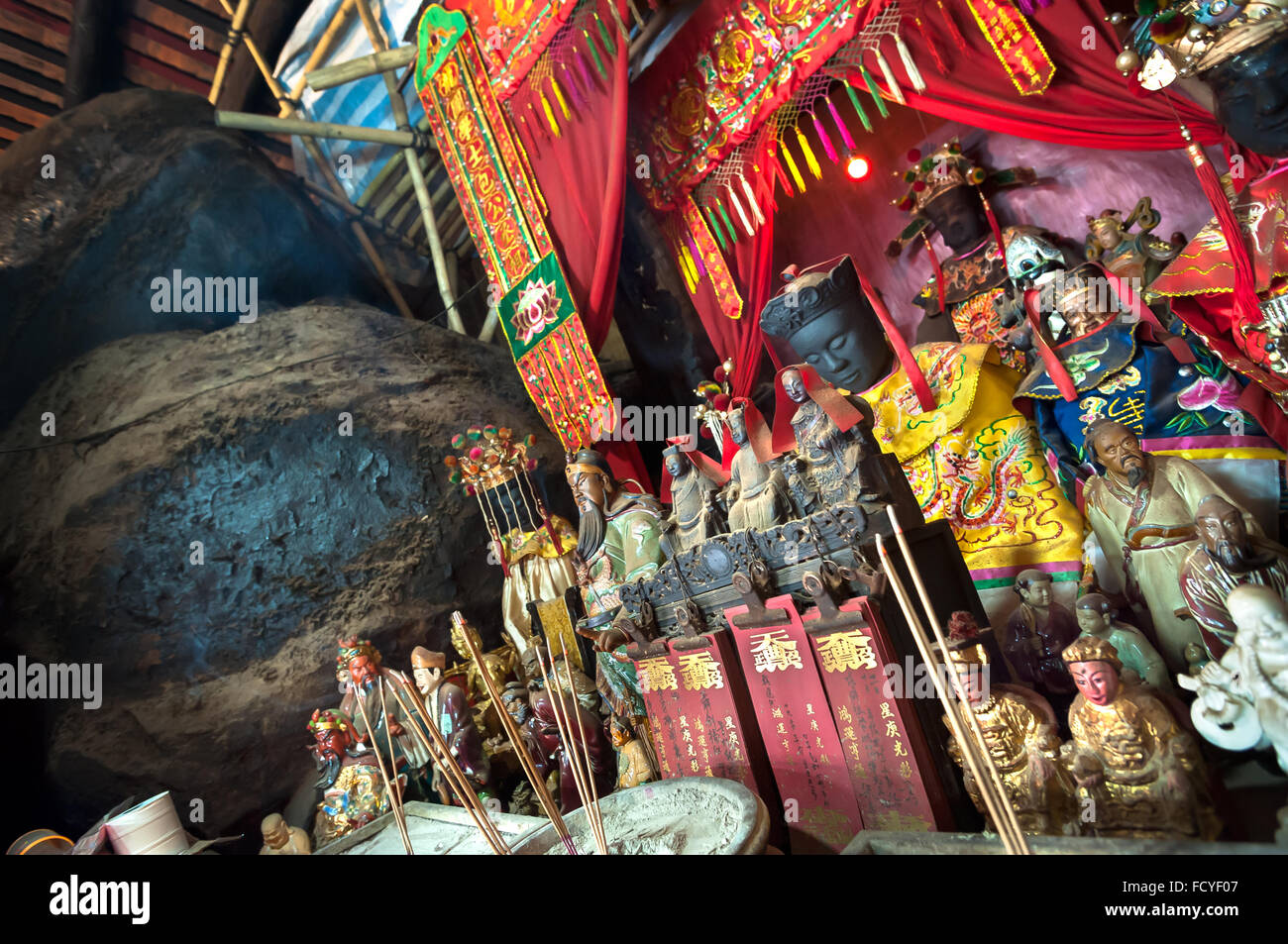 Statue di divinità cinese sull altare principale di Hung Shing Temple, Wan Chai, Hong Kong Foto Stock
