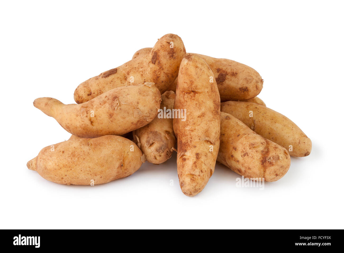 Cumulo di crudo fresco patate kipfler su sfondo bianco Foto Stock