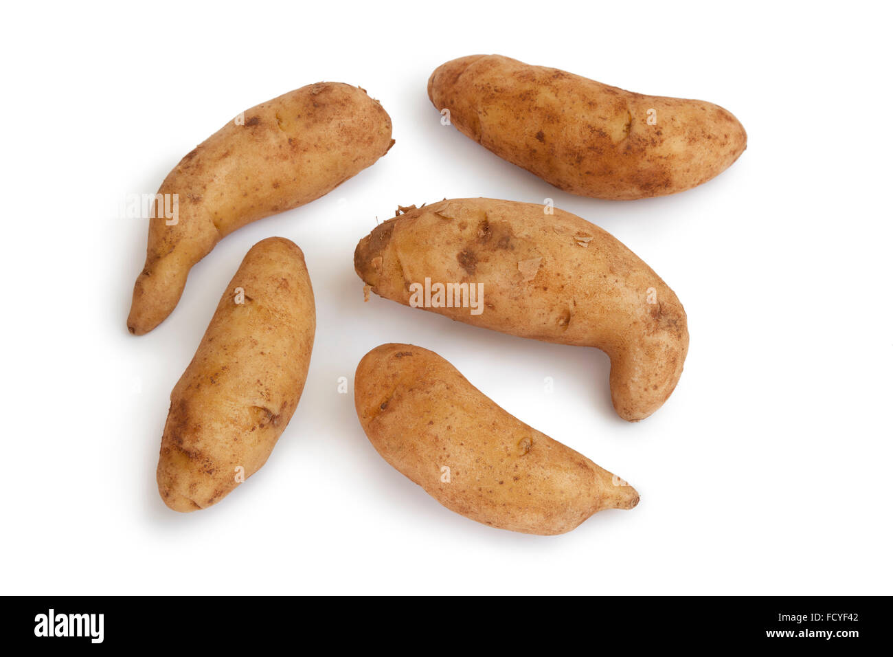 Crudo fresco patate kipfler su sfondo bianco Foto Stock