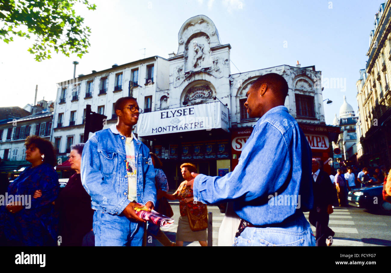 Parigi, Francia, giovani etnici francesi, Ritratto di due ragazzi che parlano, ragazzi, (M.R.) Parlare fuori sulla strada, africano, vicino al Teatro Elysees Montmartre, la comunità nera di Parigi, amici in strada francia Foto Stock