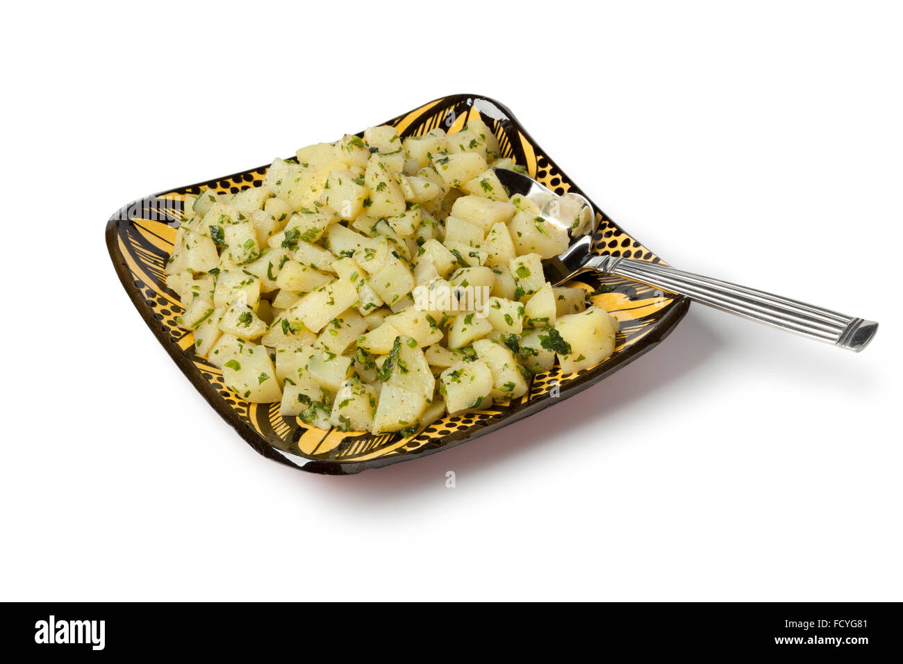 Marocchino tradizionale insalata di patate su sfondo bianco Foto Stock