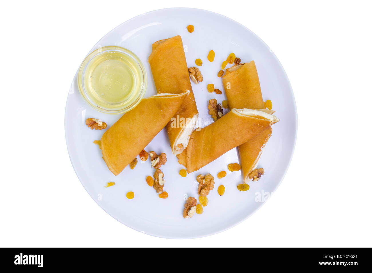 Frittelle ripiene di formaggio in piastra bianca, isolato con percorso di clipping, vista dall'alto Foto Stock