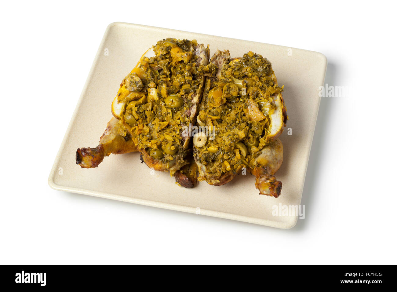 Tradizionale marocchino pollo farcito su sfondo bianco Foto Stock