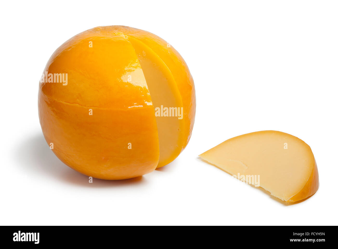 Tutta la rotonda gialla formaggio Edam con una fetta su sfondo bianco Foto Stock