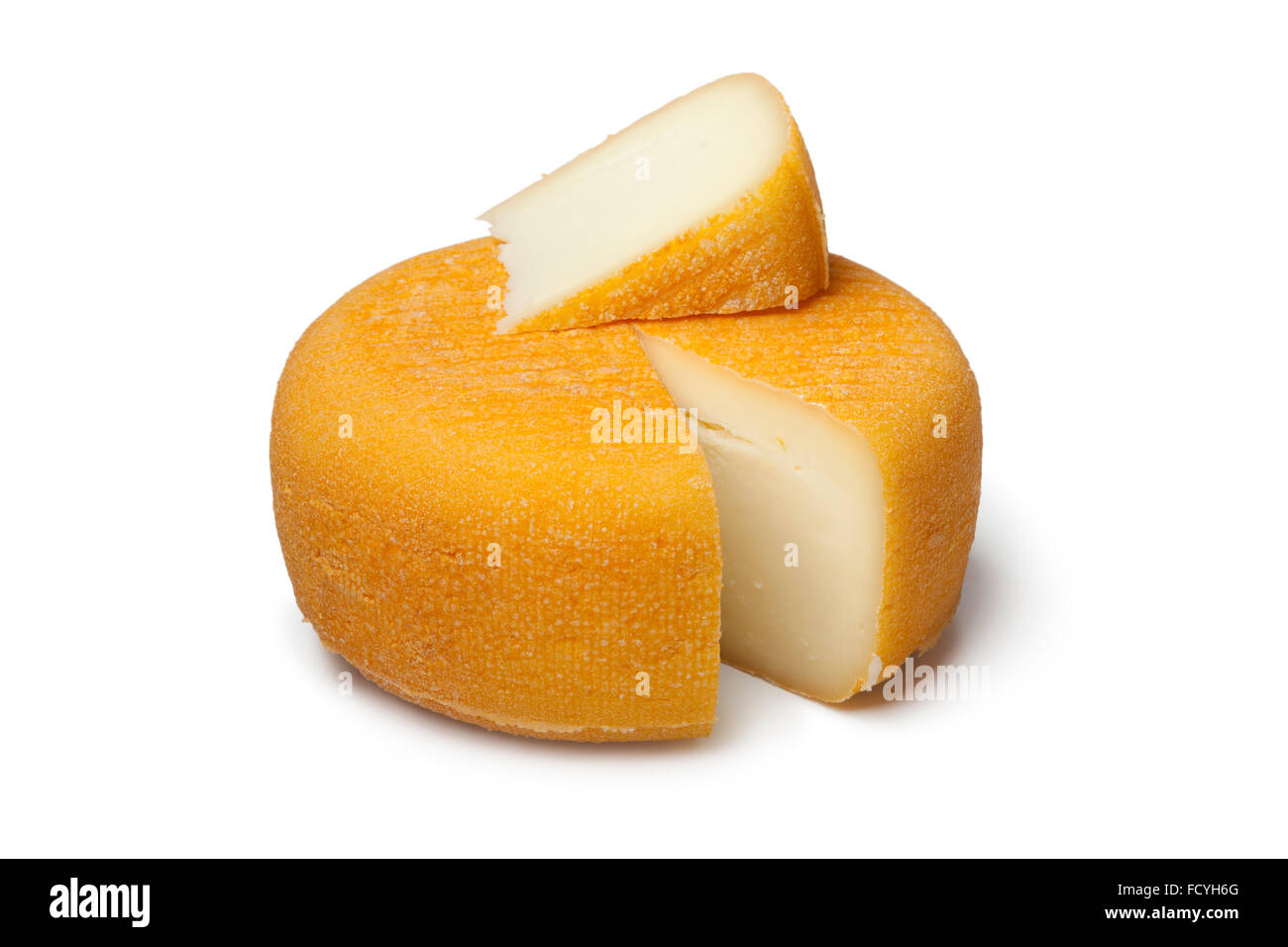 Port Salut formaggio con una fetta su sfondo bianco Foto Stock