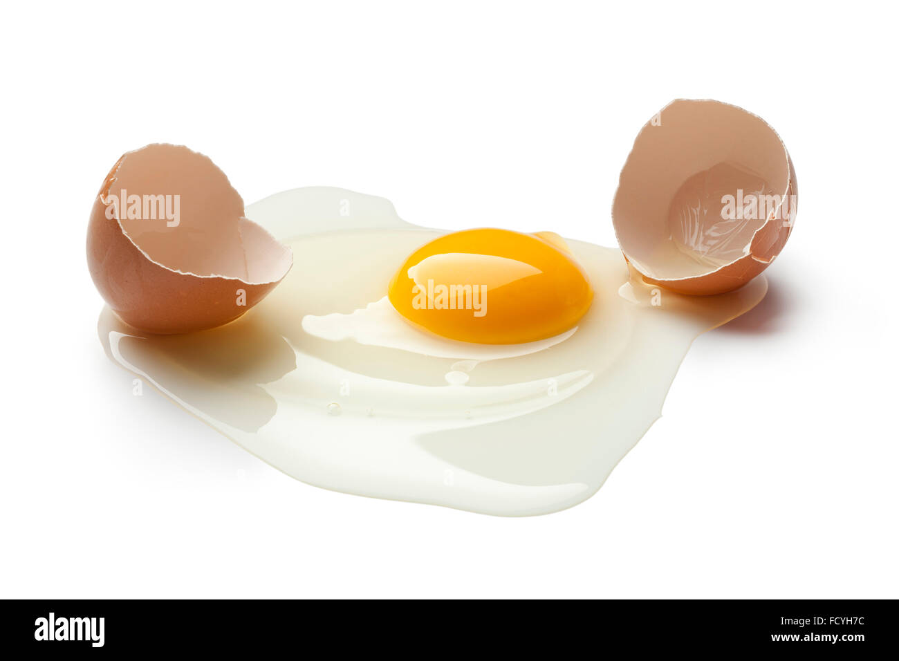 Rotture di uovo crudo su sfondo bianco Foto Stock