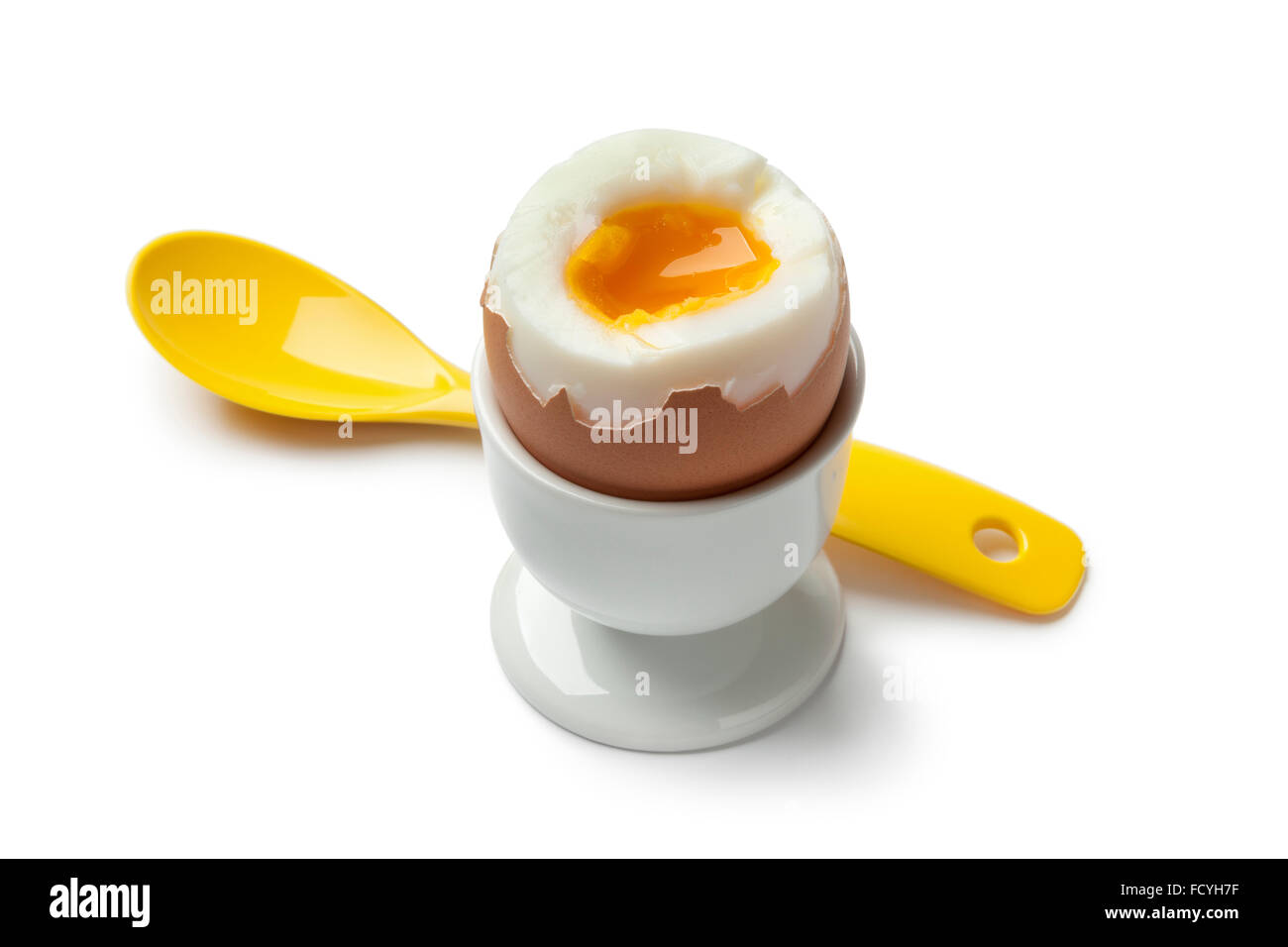 Uova sode in un uovo cup su sfondo bianco Foto Stock