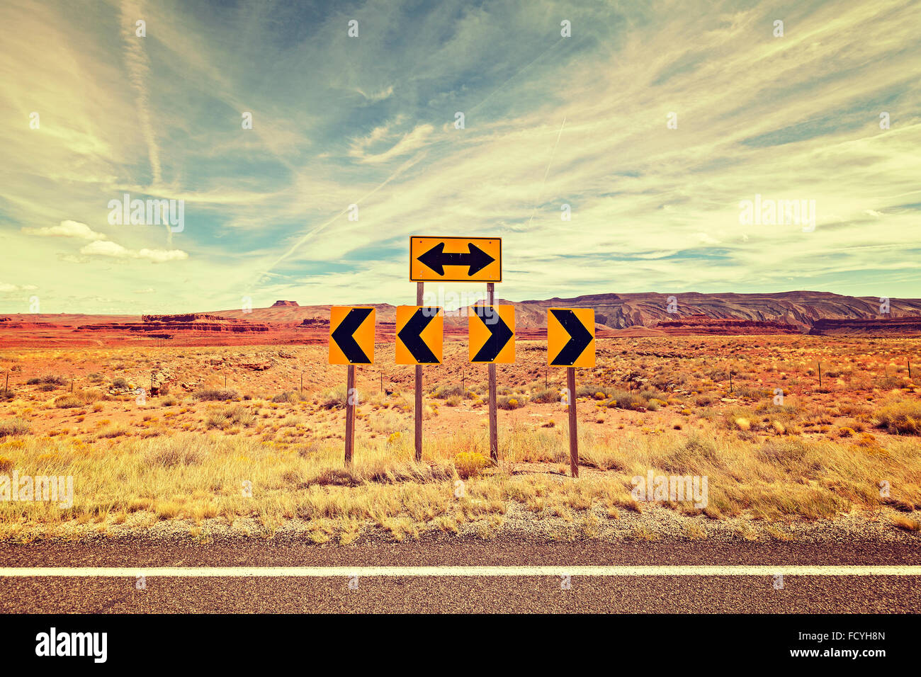 Vintage foto stilizzata della segnaletica stradale e la scelta del concetto. Foto Stock