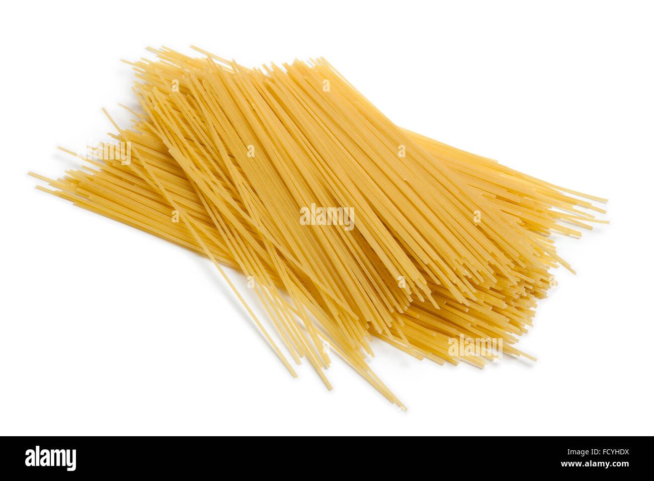 Cumulo di materie secche italiani tradizionali spaghetti su sfondo bianco Foto Stock