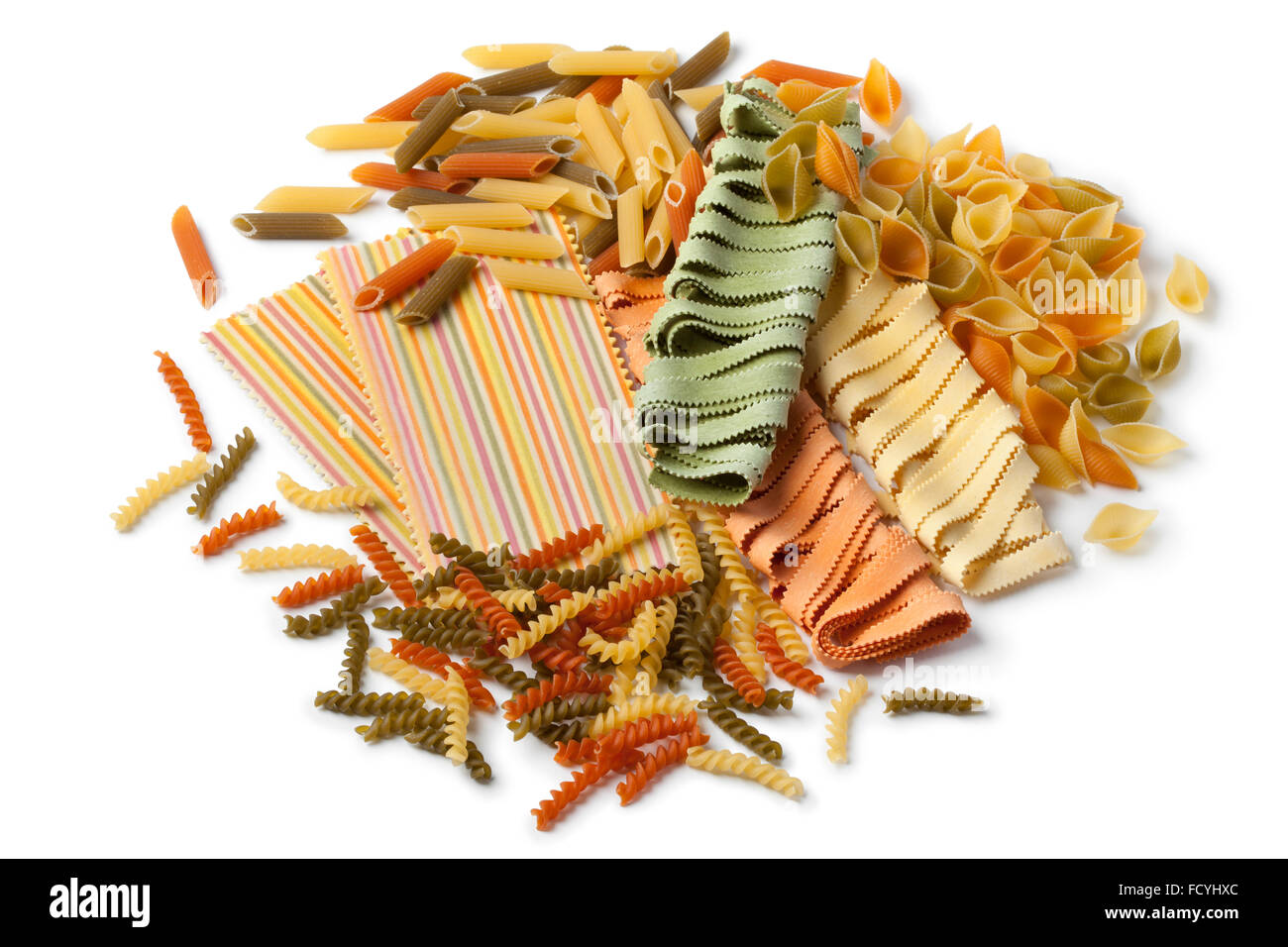 Varietà di coloratissimi tradizionale pasta italiana su sfondo bianco Foto Stock