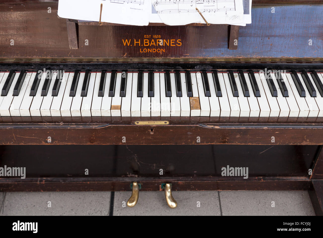 Tastiera con tasti danneggiato di un vecchio pianoforte verticale da W H Barnes, REGNO UNITO Foto Stock