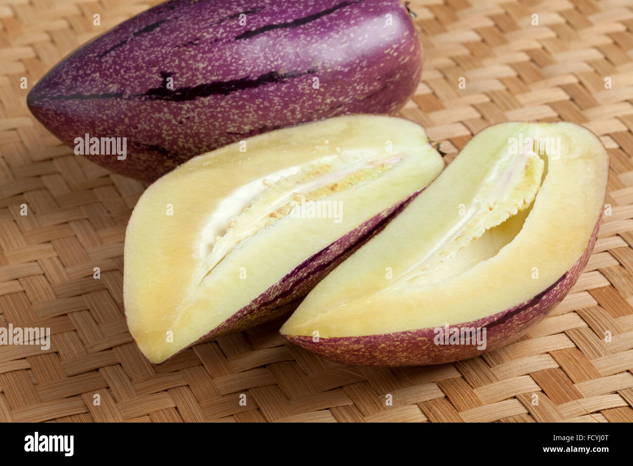 Tutto fresco e la parziale pepino frutto Foto Stock