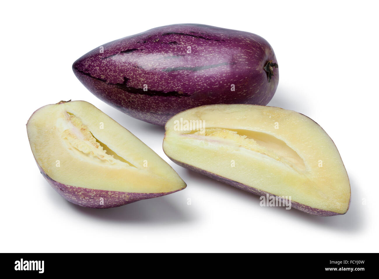 Tutto fresco e la parziale pepino frutto su sfondo bianco Foto Stock