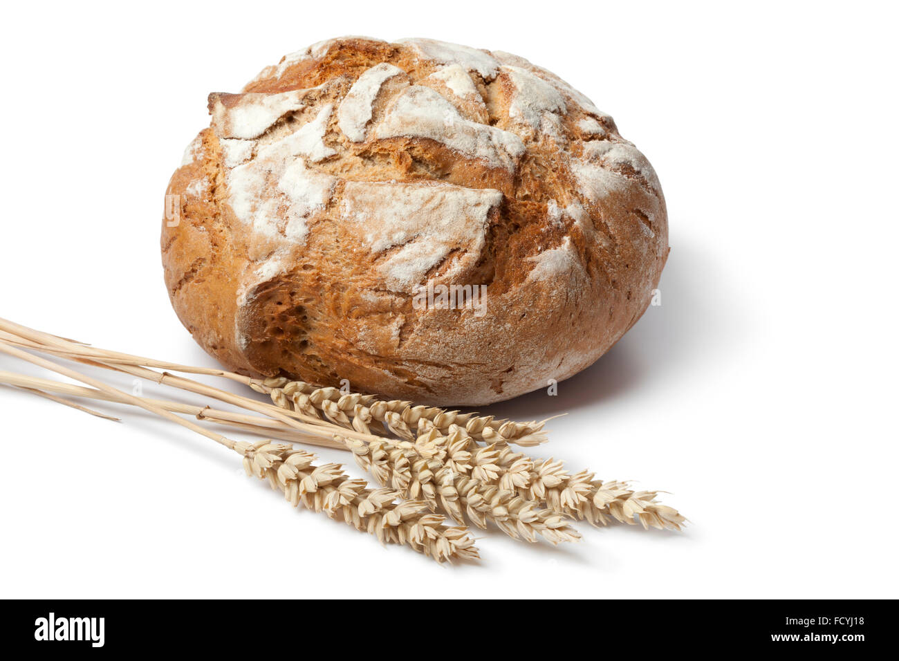 Fresche tradizionali round tedesco crosta di pane su sfondo bianco Foto Stock