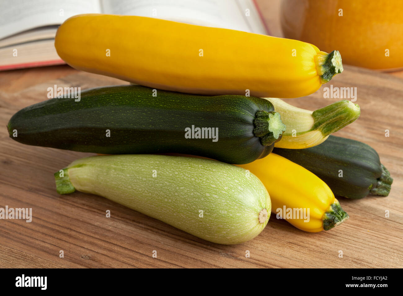 Pila di crudo fresco zucchine in diversi colori Foto Stock