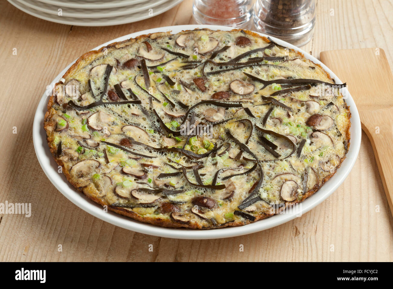 Frittata con spaghetti di mare, funghi e cipolline Foto Stock