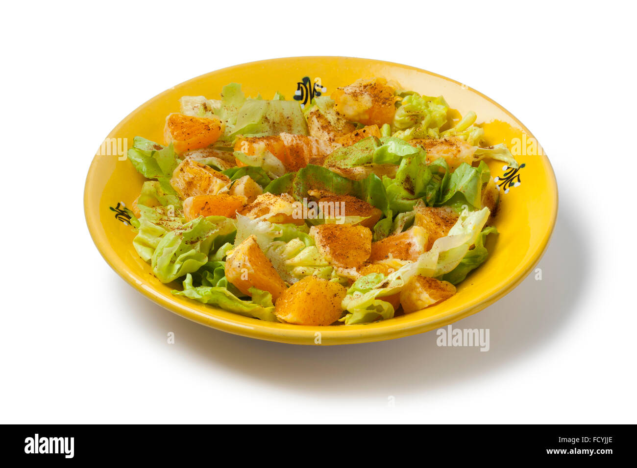 Marocchina tradizionale insalata arancione con cannella su sfondo bianco Foto Stock