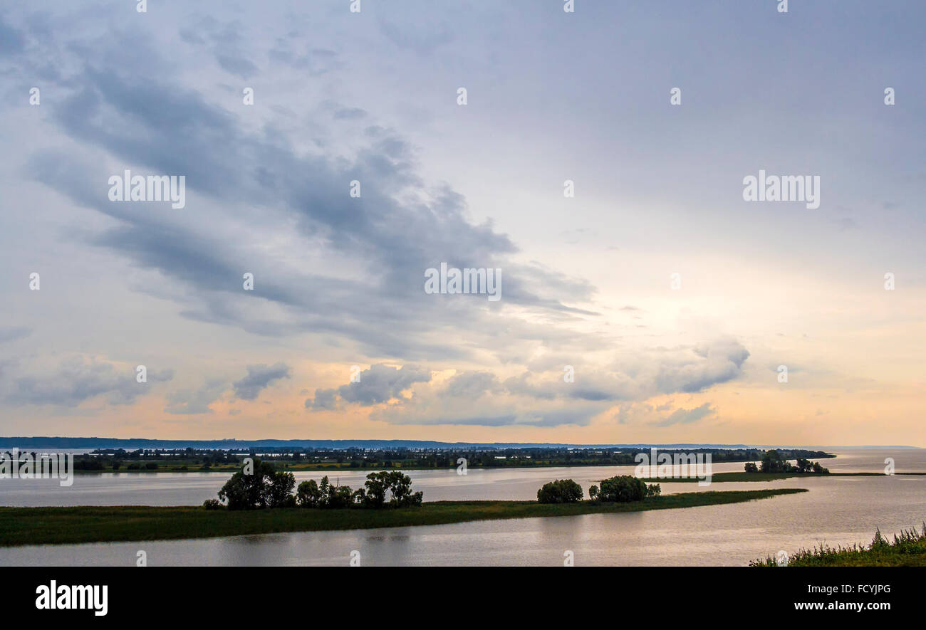 Serata di paesaggio del fiume Volga con belle nuvole Foto Stock