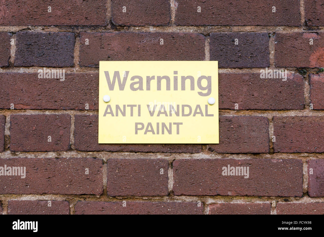 Cartello giallo di avvertimento anti vandalo vernice Foto Stock