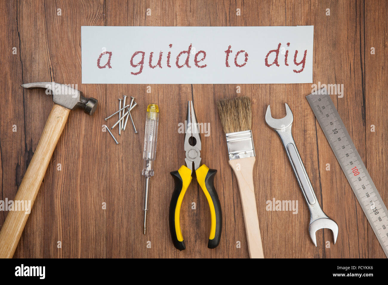 Elevato angolo di un cartello che diceva "una guida al fai da te' e utensili sotto il segno Foto Stock