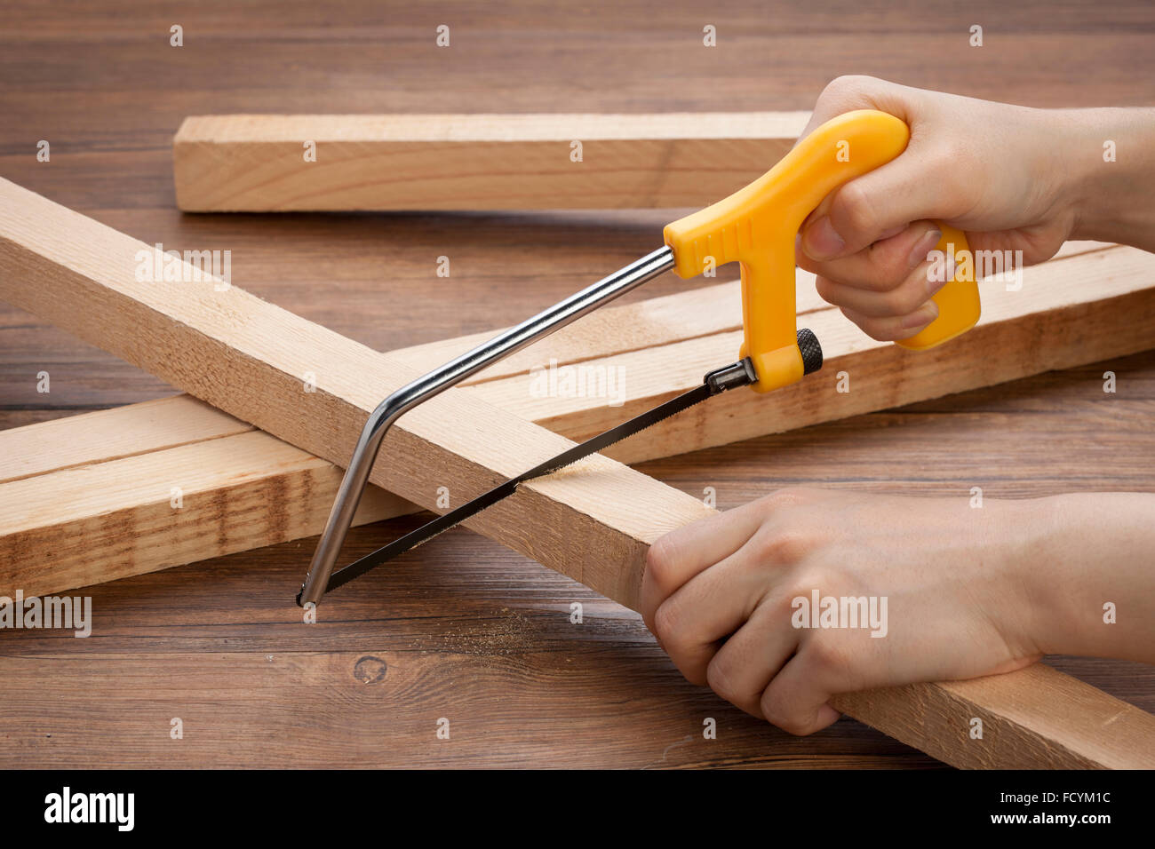 Bastone di legno essendo sawed Foto Stock