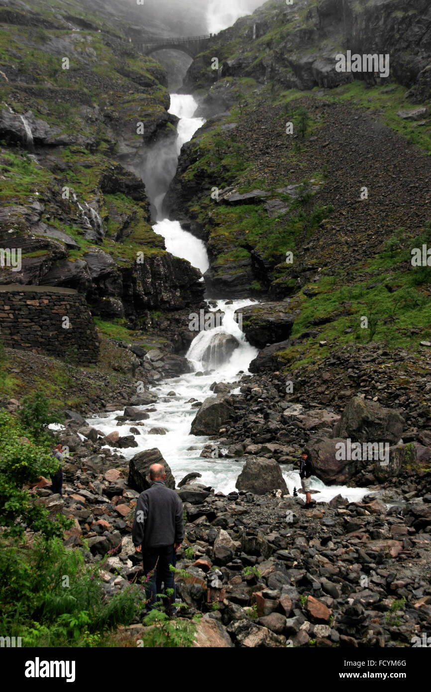 Turisti cascata Stigfossen, Ǻndalsnes, Norvegia, Scandinavia, Europa Foto Stock