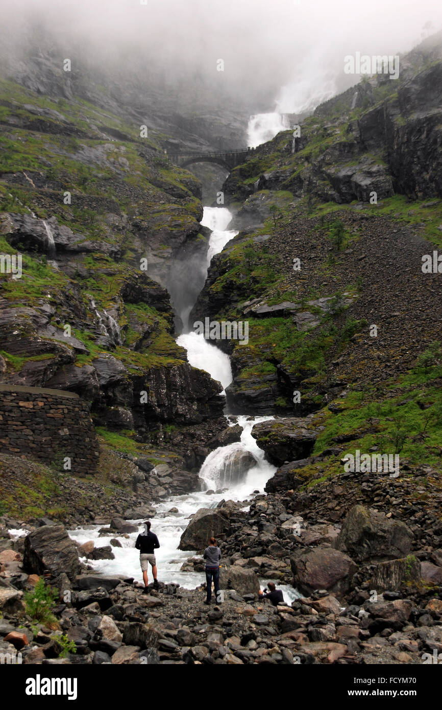 Turisti cascata Stigfossen, Ǻndalsnes, Norvegia, Scandinavia, Europa Foto Stock