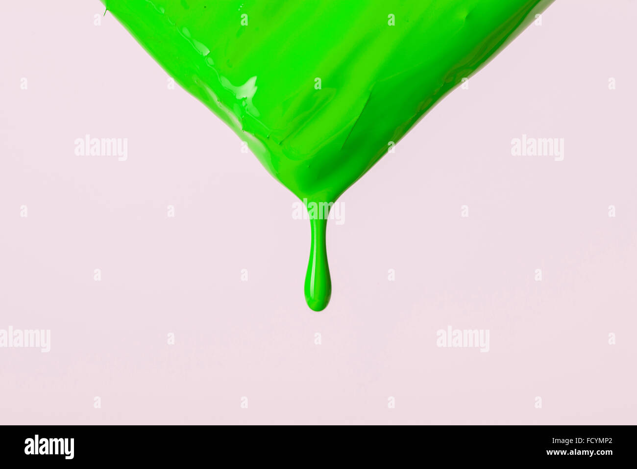 Vernice verde a caduta da una spazzola di vernice Foto Stock