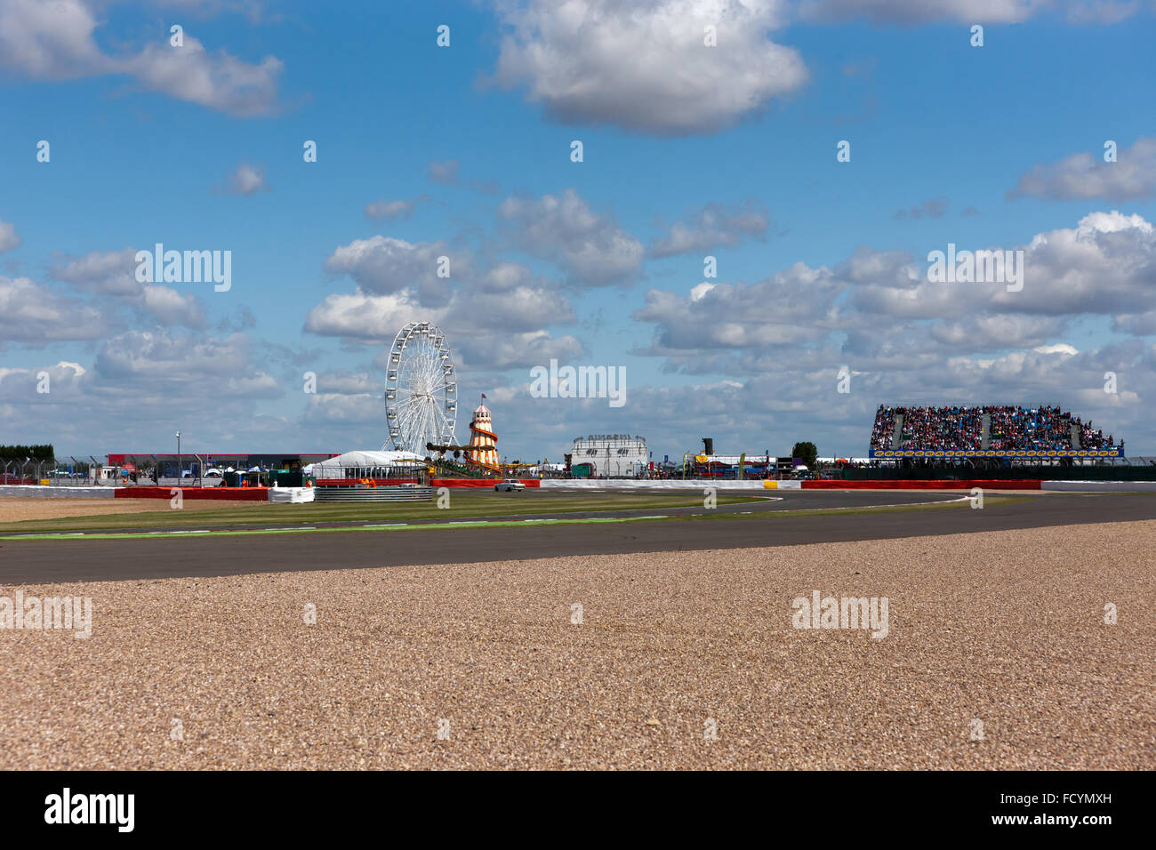 Ampio angolo di visione del "Loop", a Silverstone Motor Racing circuito, durante la Silverstone Classic 2015, Foto Stock