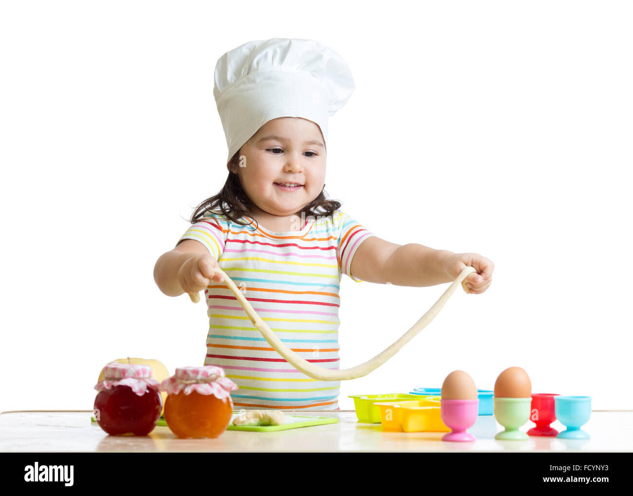 Little Chef giocando con la pasta Foto Stock