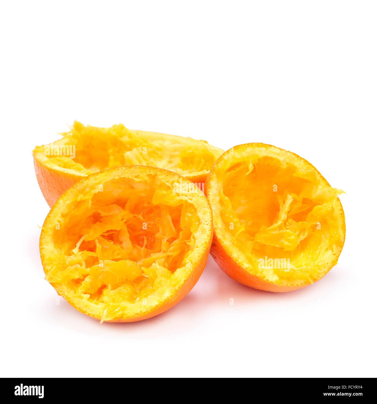 Alcune arance tagliato a metà dopo essere schiacciato su sfondo bianco Foto Stock