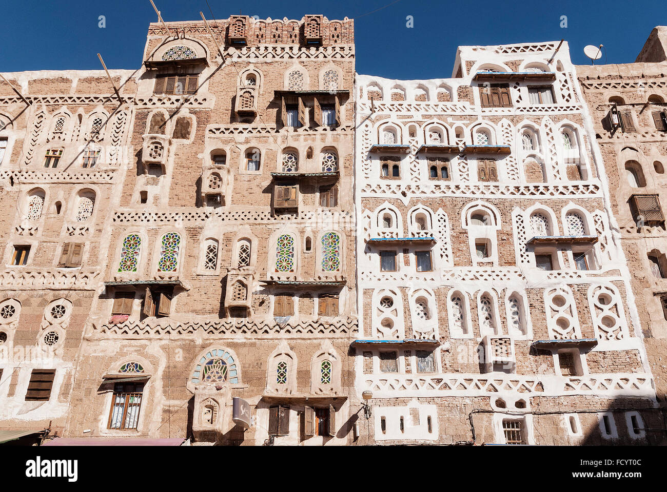 Yemenita tradizionali edifici antichi in sanaa città vecchia yemen Foto Stock