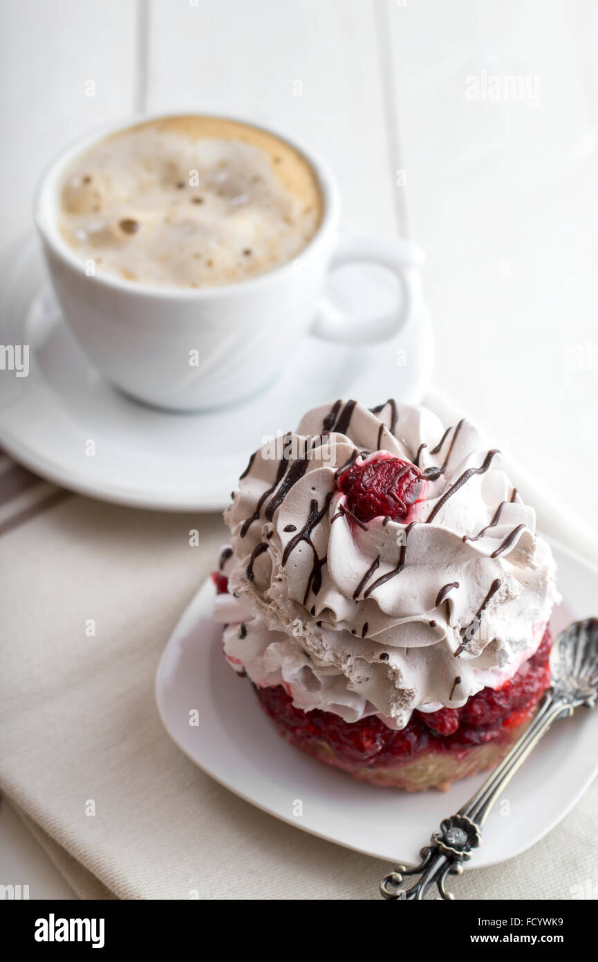 La vaniglia tortina con crema di latte e caffè sul sottofondo in legno Foto Stock