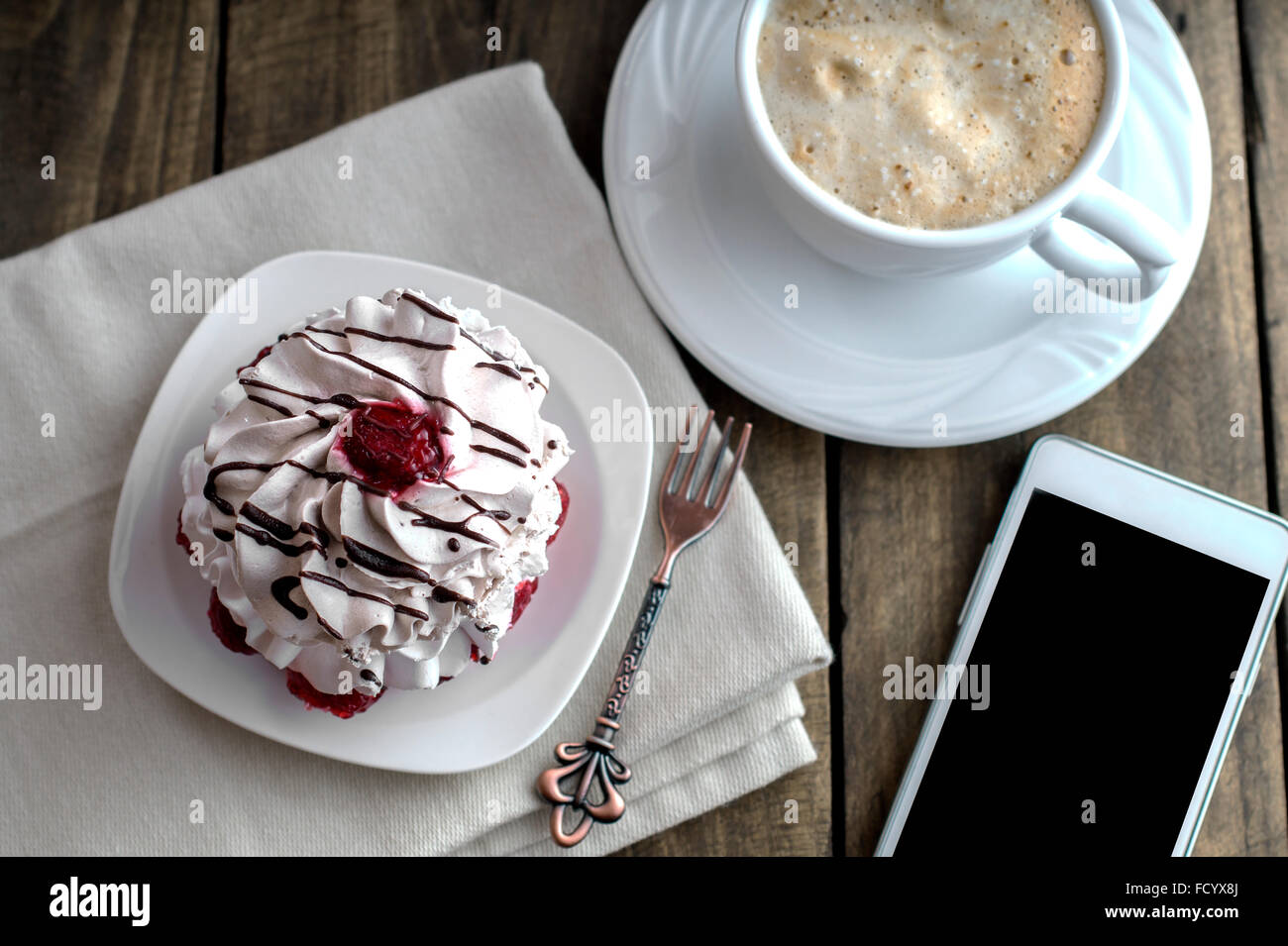 Caffè e torta per la colazione sul tavolo, dal di sopra Foto Stock