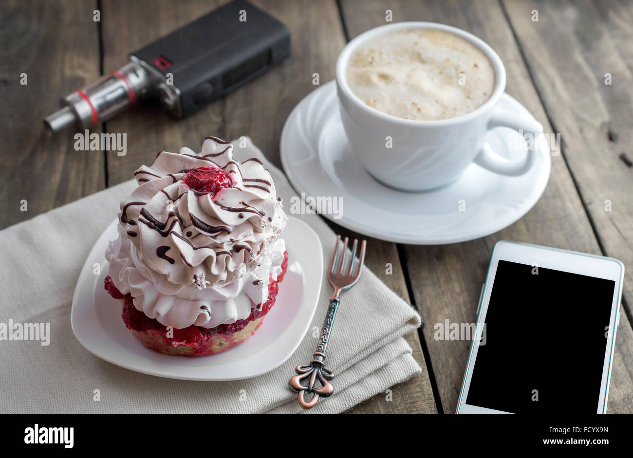 Caffè e torta per la colazione sul tavolo, close up Foto Stock